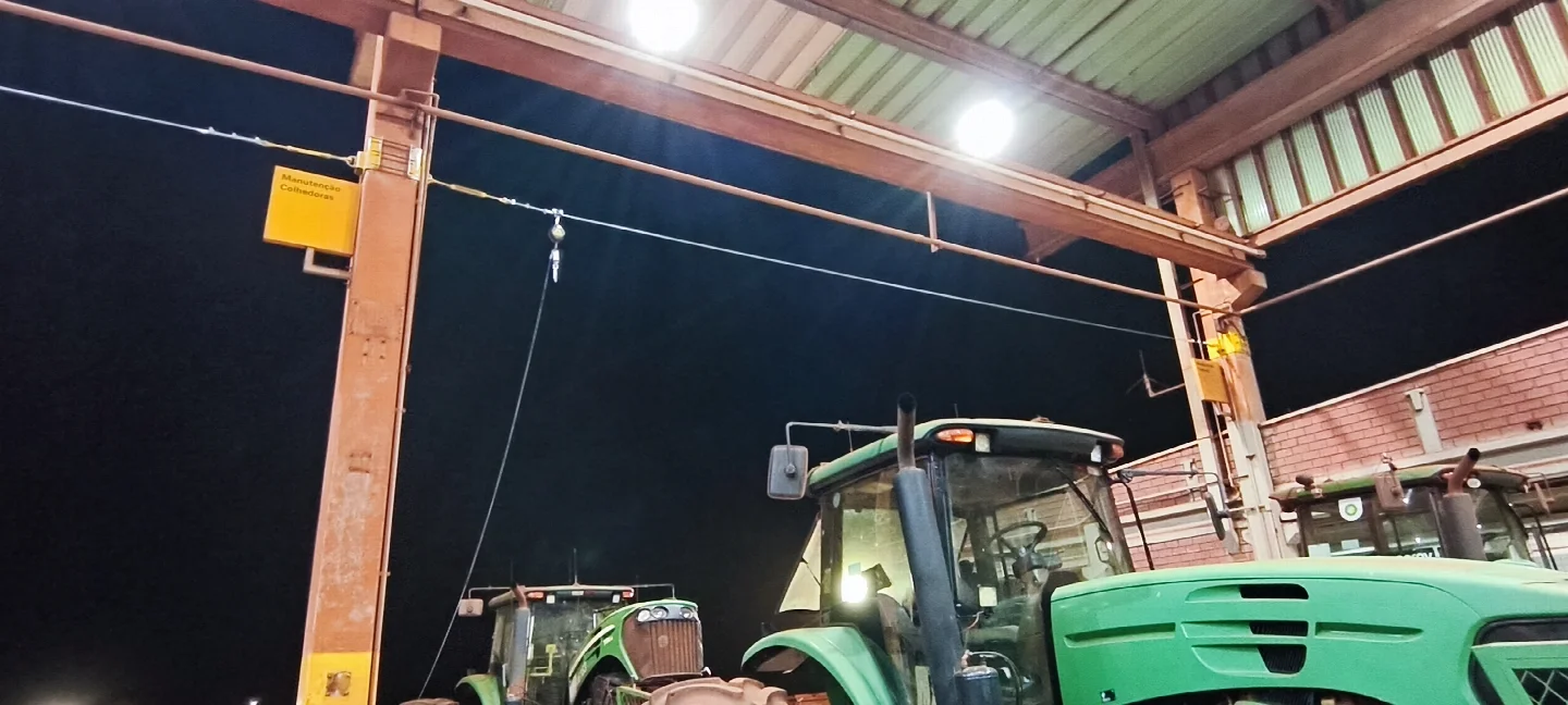 Linha de vida acima da área de manutenção de máquinas.
